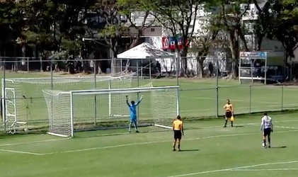 HOE DAN?! Mexicaanse jeugdspeler scoort meest lucky pingel ooit (video)
