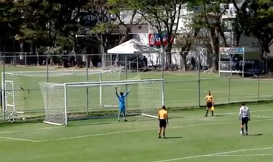 HOE DAN?! Mexicaanse jeugdspeler scoort meest lucky pingel ooit (video)