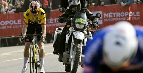Gilbert vindt lekke band Wout van Aert in Parijs-Roubaix eigen schuld dikke bult