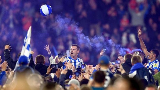 🎥 | Pitch invasion! Veld Huddersfield Town vol met fans na winst in play-offs om promotie