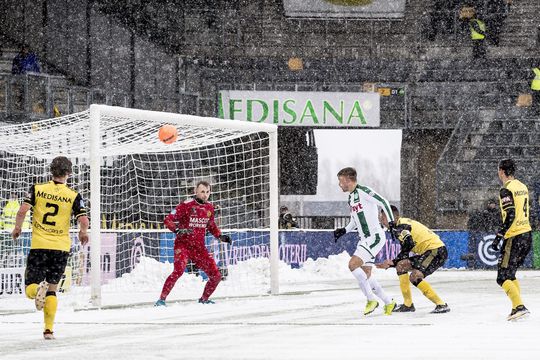 Fotoserie: Geniet van prachtig, wit winterweer op de Nederlandse voetbalvelden
