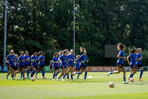 Oefenwedstrijd Oranje Leeuwinnen tegen jongensteam achter gesloten deuren: 'Ik heb er geen probleem mee'