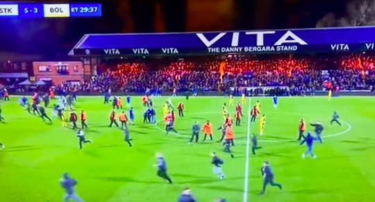 🎥 | Gekkenhuis bij FA Cup-duel: shirt kwijt, cornervlag gestolen en veldinvasie