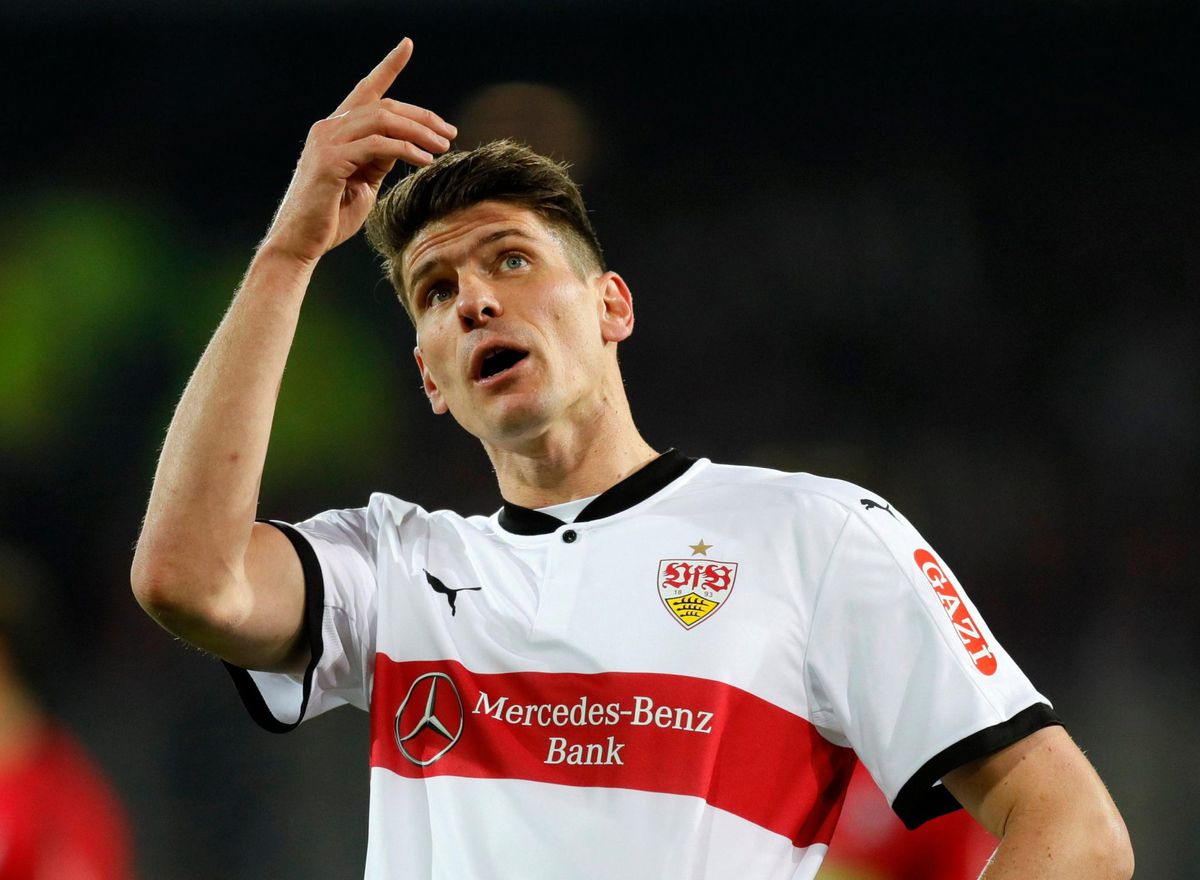 Super Mario Gómez leidt Stuttgart langs Freiburg