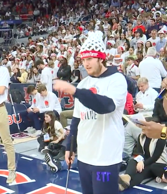 🎥 | Basketbal-fan wint gloednieuwe auto na magistrale put van 28 meter