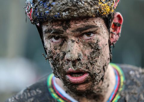 Wout van Aert wint in Mol, nadat Mathieu van der Poel rondje voor einde moet lossen