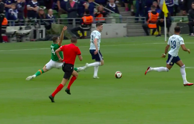 🎥 | Hard zagen: Shane Duffy lijdt balverlies en schoffelt Andy Robertson onderuit