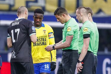😅 | Cambuur-supporter maakt een foutje: 'Attentie, achter de tribune draait de motor van een auto nog'