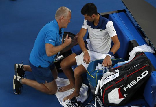 Djokovic ondergaat kleine ingreep aan irritante, pijnlijke elleboog: 'Wil nog een paar jaar mee'