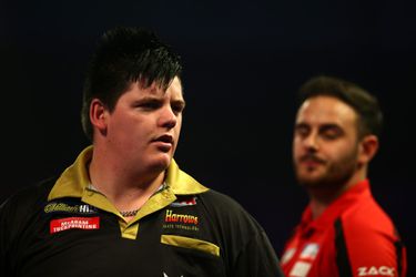 Corey Cadby is na duistere jaren weer dartsprof door dagzege bij Q-School