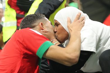 ❤️ | Achraf Hakimi viert winnende penalty tegen Spanje met zijn moeder