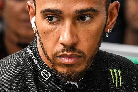 Mercedes moet dokken voor neuspiercing Hamilton: 'Kwam bloed en pus uit'
