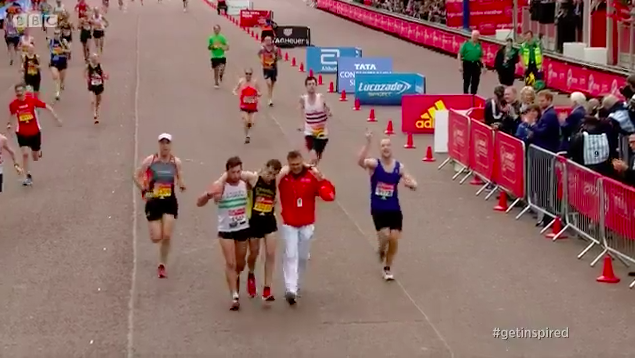 Dit is sportiviteit: Marathonloper helpt 'concurrent' over finish (video)