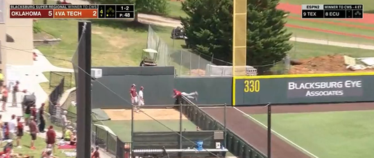 🎥 | Zieke catch bij honkbal-wedstrijd in Amerika! 'Right into the ballpit'