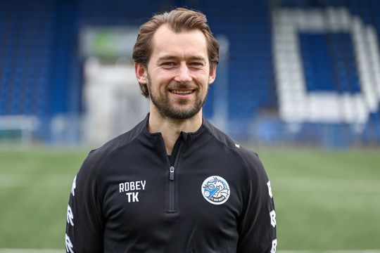 FC Den Bosch presenteert piepjonge Pool als nieuwe hoofdtrainer
