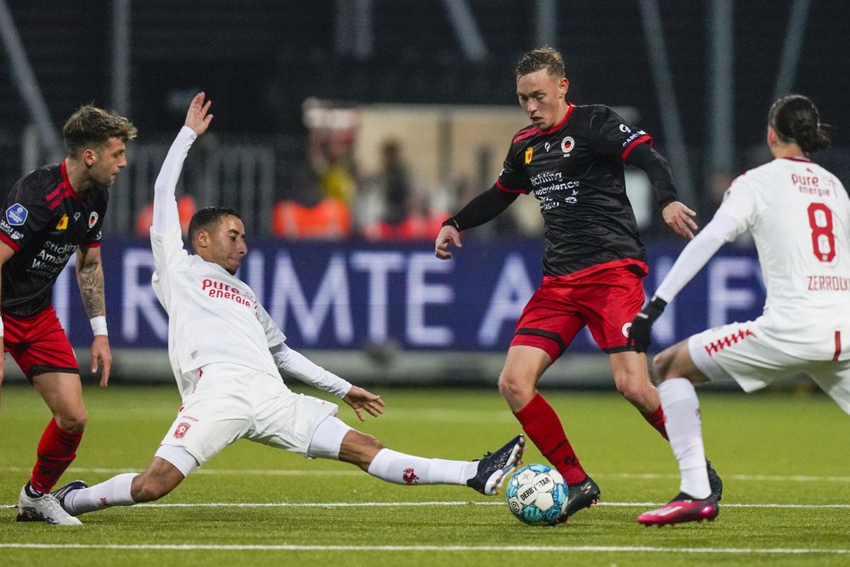 FC Twente laat kans liggen om dichterbij AZ te komen en ziet Excelsior belangrijk punt pakken