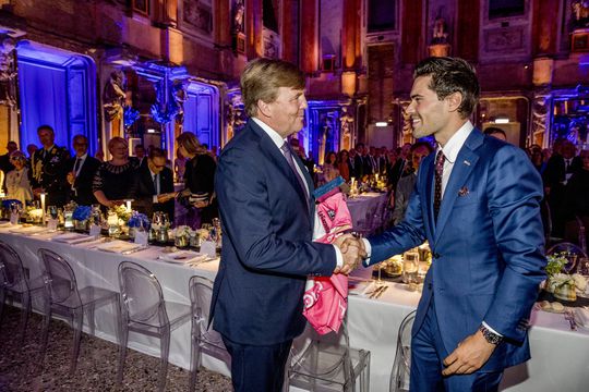 Dumoulin geeft Koning Willem-Alexander roze trui cadeau