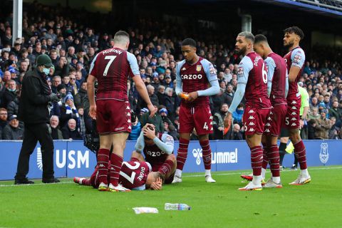 📸 | Aston Villa-speler Matty Cash gaat naar de grond door gegooide cash