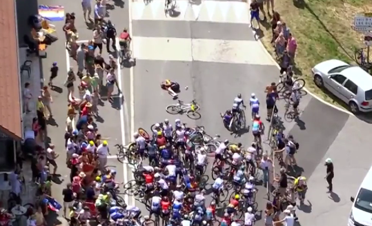 🎥😡 |  Toeschouwer veroorzaakt wéér een grote valpartij in de Tour de France