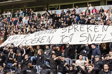 📸 | Utrecht- en PSV-fans treiteren elkaar met spandoeken: 'Laat je vuisten spreken'