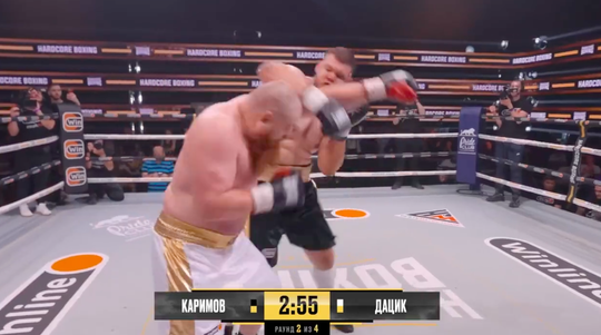 🎥 | Datsik verliest bokspartij: Karimov slaat 'roodharige Tarzan' helemaal lens