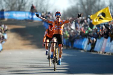 🎥 | Marianne Vos grijpt 8e (!) wereldtitel veldrijden na HEERLIJKE strijd met onttroonde Lucinda Brand