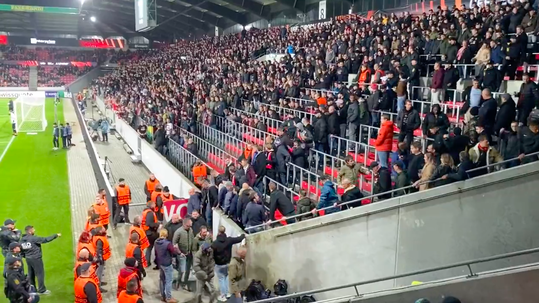 🎥 | Groep Feyenoorders zit te dicht bij Midtjylland-aanhang: beveiliging verplaatst volledig vak