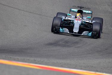 Ongenaakbare Hamilton evenaart Schumacher, Verstappen vanaf P5