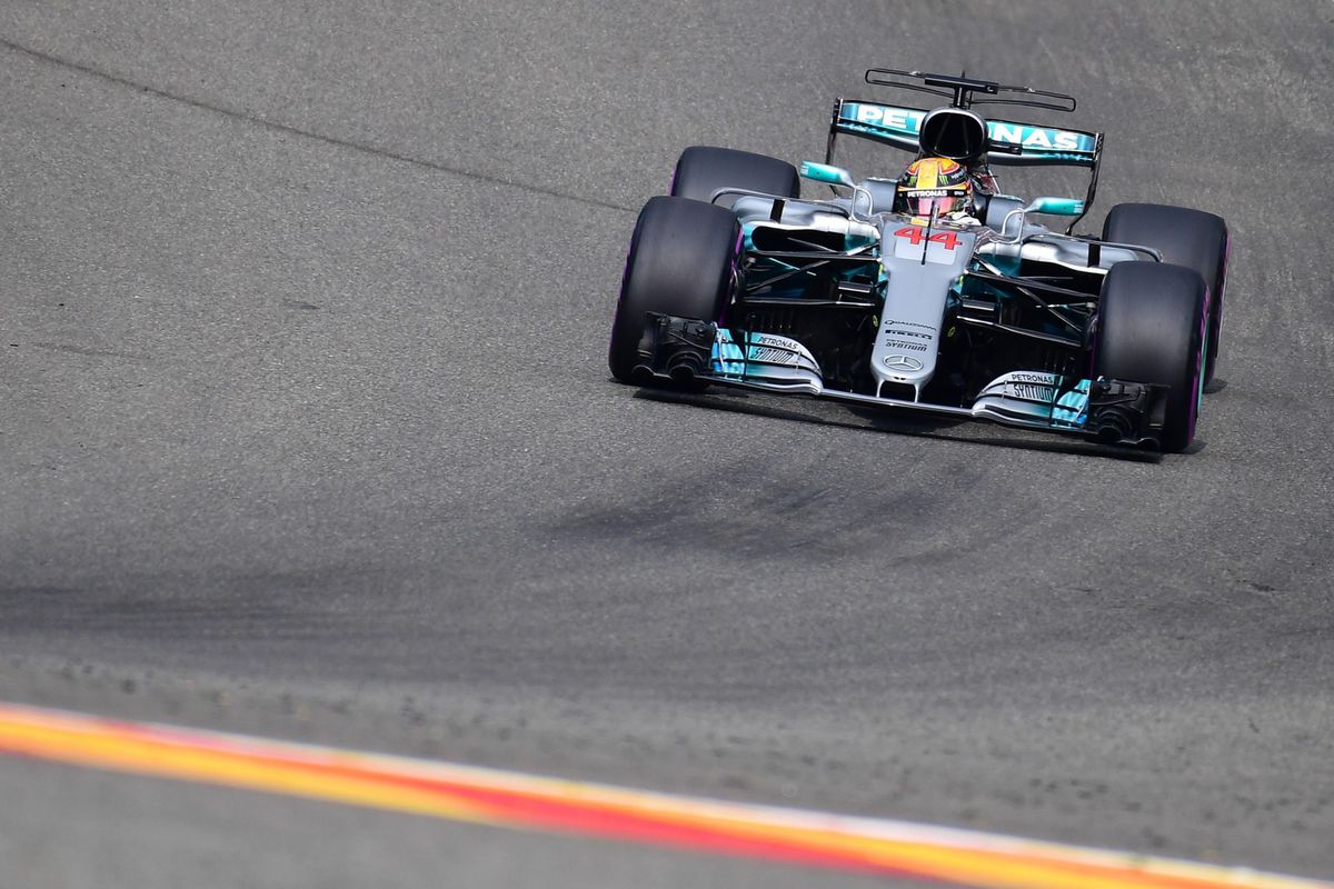 Ongenaakbare Hamilton evenaart Schumacher, Verstappen vanaf P5