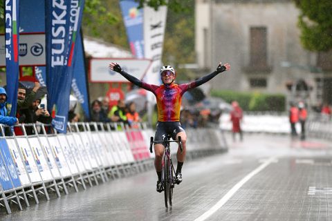 Demi Vollering revancheert zich in Baskenland met overtuigende zege meteen van verloren Vuelta