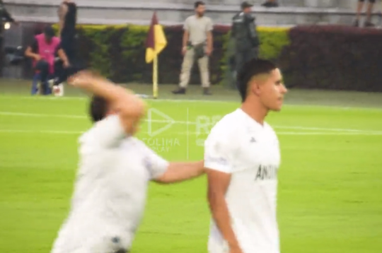 🎥 | Bizar! Toeschouwer slaat voetballer, die tackelt hooligan en krijgt rood