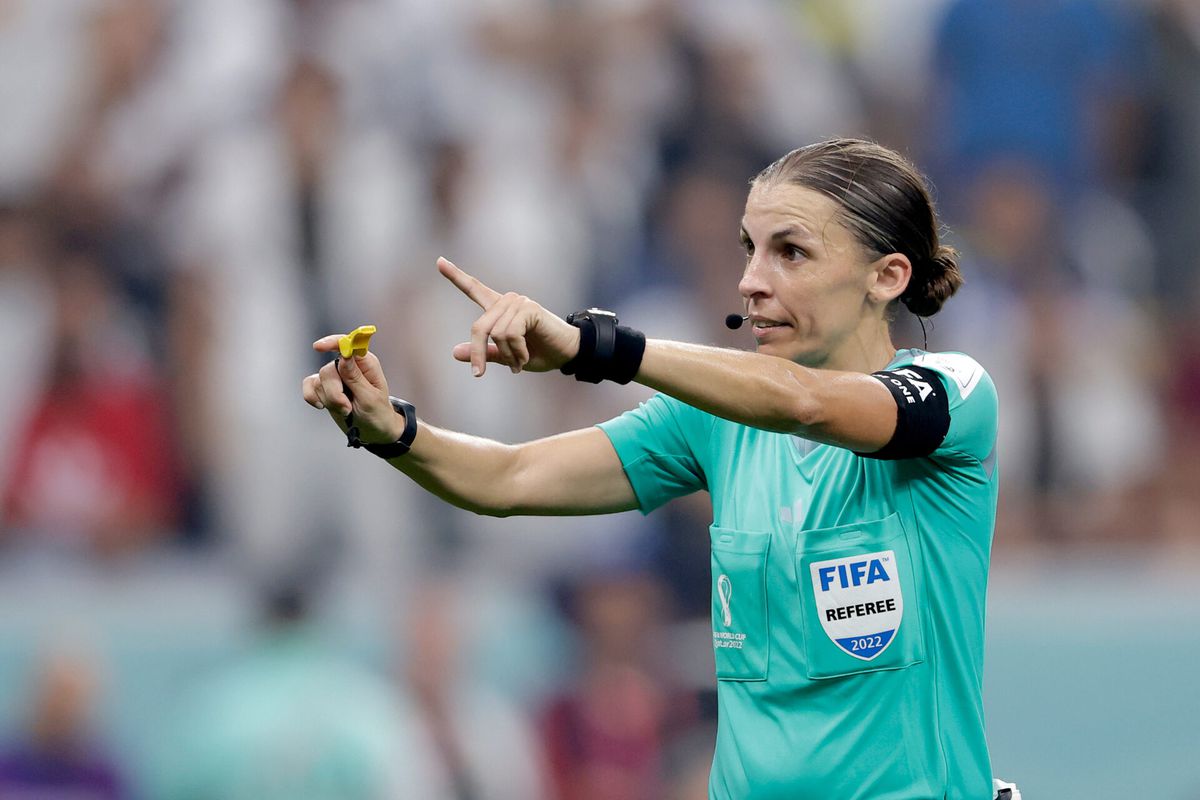 Primeurtje in Frankrijk: volledig vrouwelijk arbitraal trio bij Ligue 1-wedstrijd