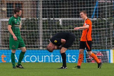 Scheidsrechter minuten geblesseerd door bal in zijn zak