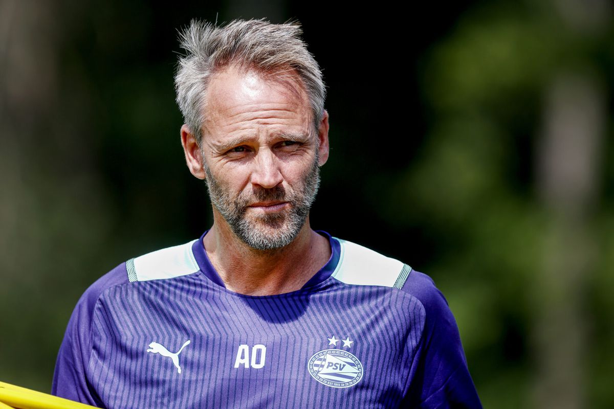 Klap voor PSV: André Ooijer stopt om persoonlijke redenen als assistent-trainer
