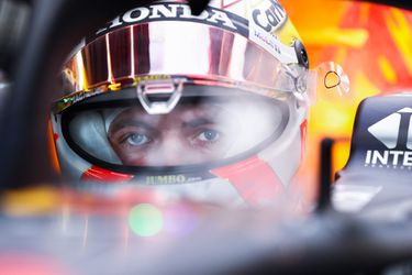 Max Verstappen zit Hamilton op de hielen bij 1e  vrije training voor Grand Prix van Saudi-Arabië