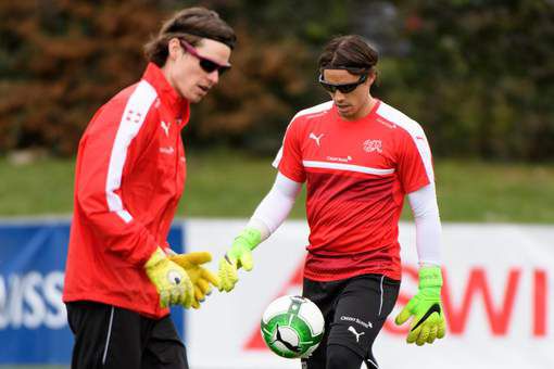 Zwitserse keepers trainen met zonnebrillen op voor sicke reflexen