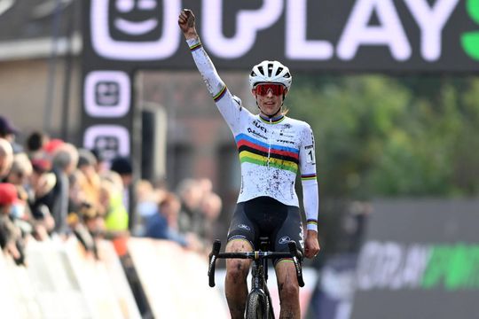 🎥 | Hattrick! Lucinda Brand wint voor derde keer op rij de Jaarmarktcross