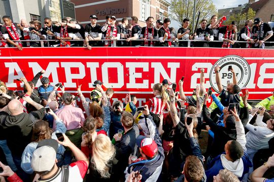 Kampioensschaal pronkt op de spelersbus van PSV (foto)