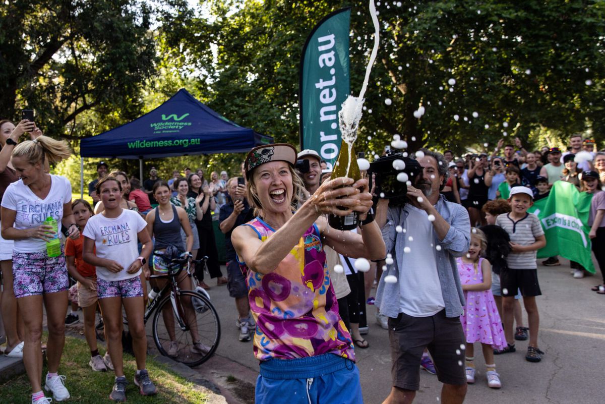 Sick! Vrouw rent 150 dagen op rij een marathon en verbreekt wereldrecord
