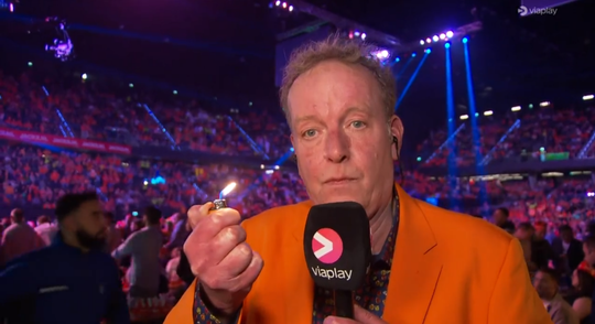 Aanstekerincident! Koert Westerman test of er wind staat in Ahoy bij Premier League Darts