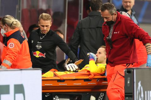 Leipzig moet keeper Peter Gulacsi maanden missen vanwege gescheurde kruisband