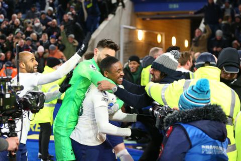 Steven Bergwijn beleeft jongensdroom met 2 goals in blessuretijd: 'Manager zei dat ik moest scoren'