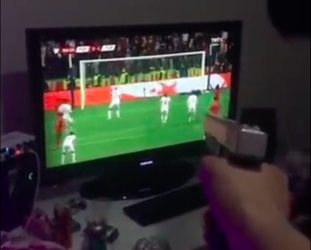 🎥 | Turkse fan knalt letterlijk zijn tv overhoop na gemiste pingel Burak Yilmaz