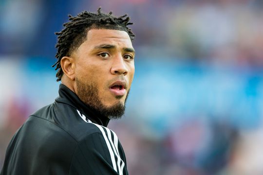 Kazim-Richards bevrijdt fan uit handen van stewards (video)