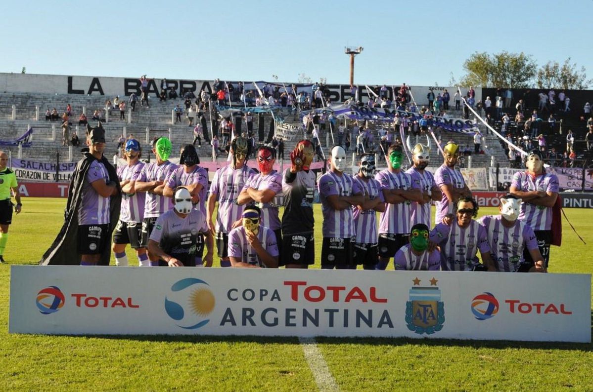Legendarisch! Argentijnse ploeg komt als superhelden het veld op en wint (video)