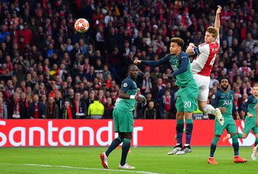 BOEM! Ajax razendsnel op rozen door rake kopgoal De Ligt (video)