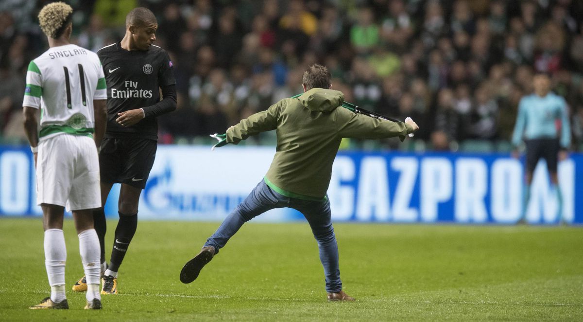 WTF! Celtic-fan rent het veld op en trapt richting Mbappé