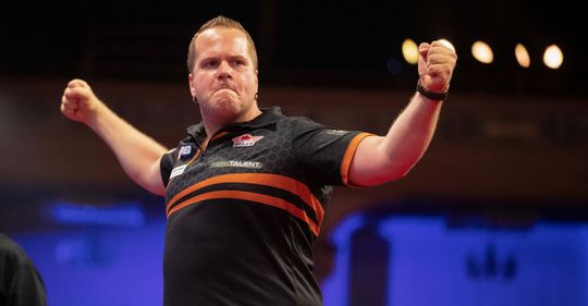 Dirk van Duijvenbode rekent op sterke wijze af met Michael Smith op World Matchplay
