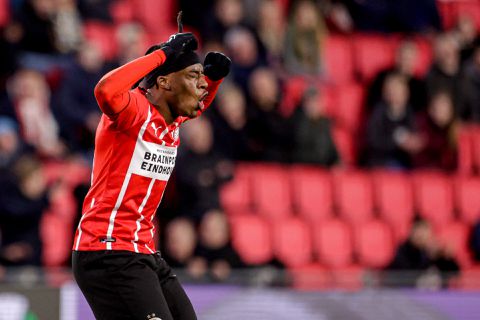 Wedstrijd van PSV stilgelegd: PSV'ers bekogeld door Maccabi-fans