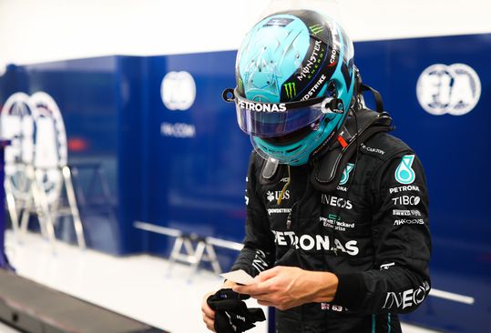 Mercedes krijgt boete van 100 euro na foutje van George Russell